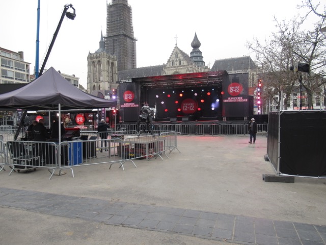 GroenplAAts_wordt_één_dAg_blAuw-geel.