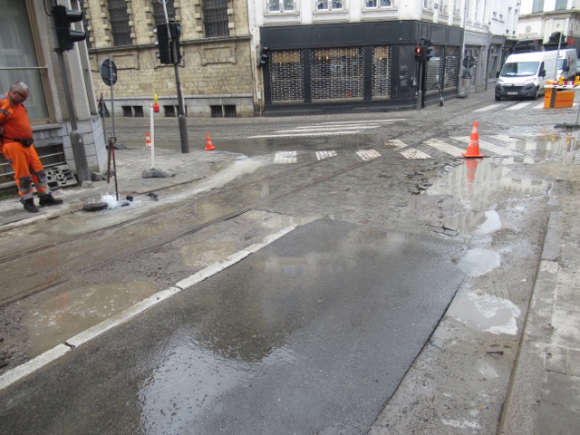 EAu-lA !