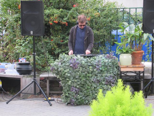 De groene DJ.