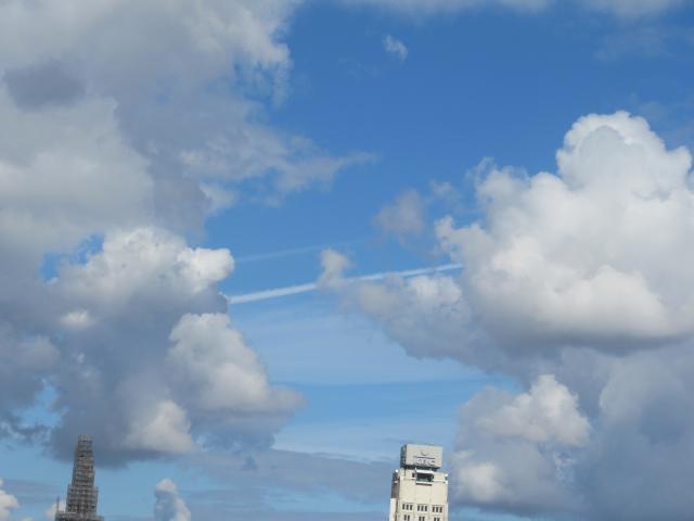 De spuwwolken.