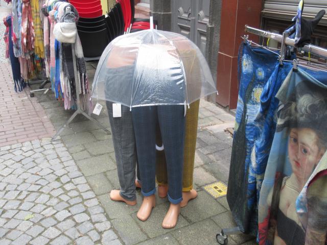 Regenbroeken.